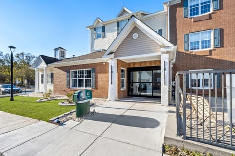 Property building, Facade/entrance, Day, Neighbourhood, Street view