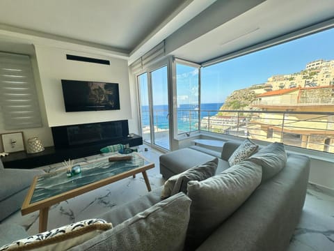 Communal lounge/ TV room, Natural landscape, TV and multimedia, View (from property/room), Living room, Seating area, Evening entertainment, Sea view