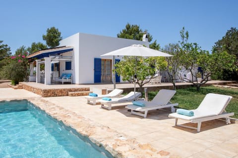 Property building, Garden, Pool view, Swimming pool