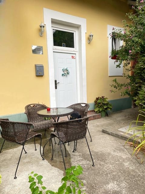 Property building, Patio, Spring, Day, Garden, Garden view