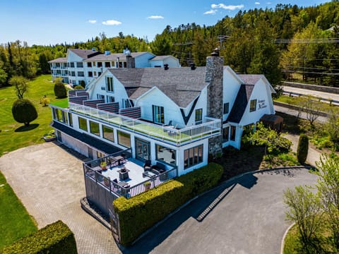 Property building, Restaurant/places to eat, Balcony/Terrace, River view