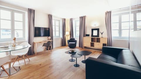 Communal lounge/ TV room, TV and multimedia, Living room, Seating area, Dining area