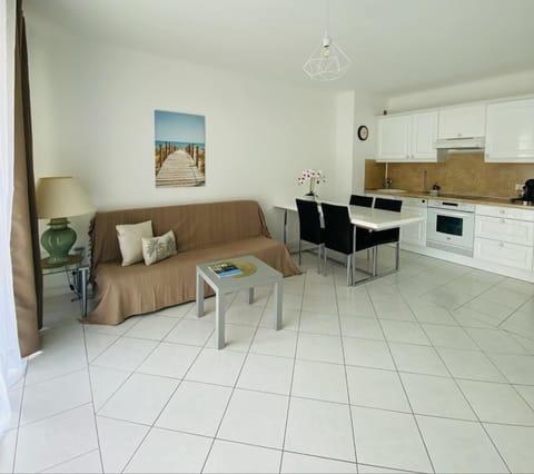 Kitchen or kitchenette, Living room, Seating area, Dining area, dishwasher