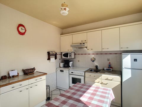 Villa à 100m de la Plage avec Jardin, Terrasse, et Proche Commerces - FR-1-361-95 House in Jullouville