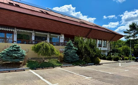 Property building, Garden, Parking