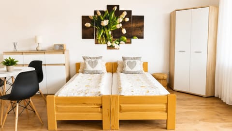 Bed, Photo of the whole room, Seating area, Dining area, Bedroom, young children, wardrobe