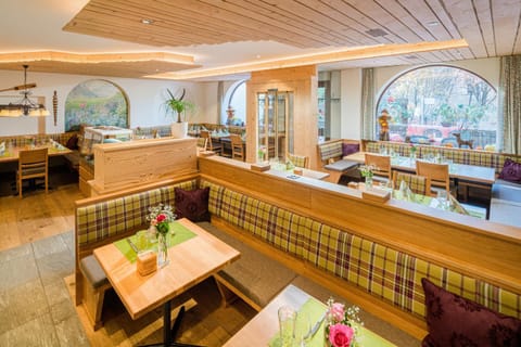 Restaurant/places to eat, Food and drinks, Seating area, Food, Lunch, Dinner