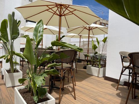 Restaurant/places to eat, Food and drinks, Banquet/Function facilities, Seating area