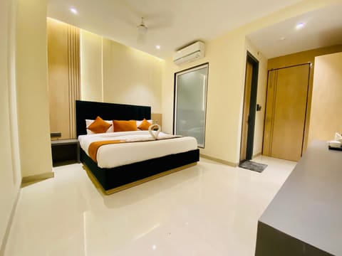 Bed, View (from property/room), Photo of the whole room, Bedroom, towels, wardrobe, air conditioner