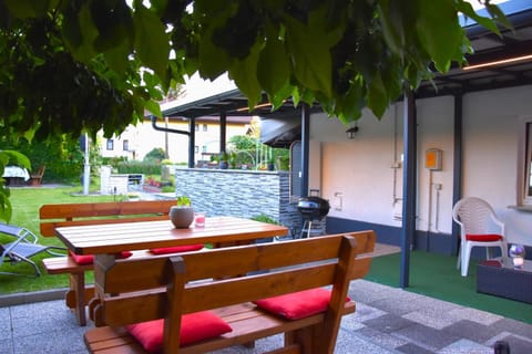 Property building, Patio, Day, Garden, Seating area, Dining area, Garden view