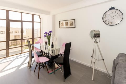 Restaurant/places to eat, Spring, People, Neighbourhood, Winter, Summer, Coffee/tea facilities, Kitchen or kitchenette, Living room, Food and drinks, Photo of the whole room, Decorative detail, Seating area, Dining area, Autumn, On site, Guests, Supermarket/grocery shop, children, Family