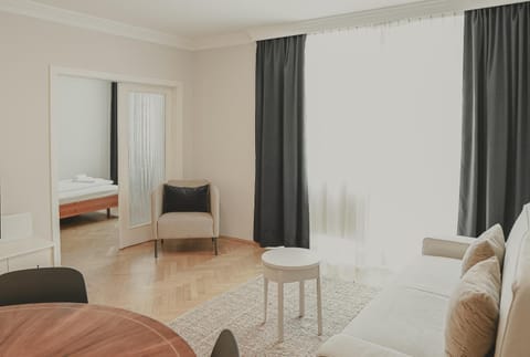 TV and multimedia, Seating area, Bedroom