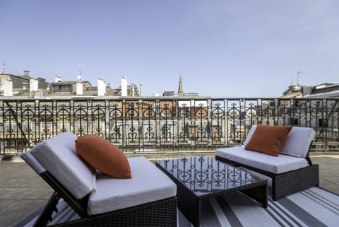 View (from property/room), Balcony/Terrace, City view, sunbed