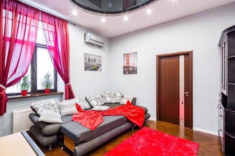 Bed, Living room, Photo of the whole room, Decorative detail