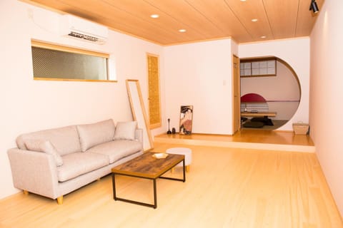 Living room, Photo of the whole room, Decorative detail