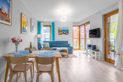 Communal lounge/ TV room, TV and multimedia, Living room, Seating area, Dining area, Evening entertainment