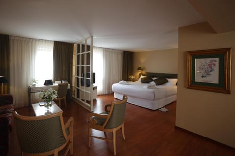 TV and multimedia, Coffee/tea facilities, Living room, Seating area, Dining area, Bedroom