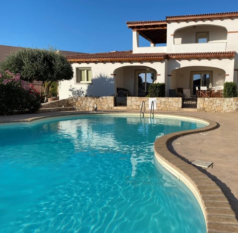 Property building, Patio, Day, Pool view, Swimming pool, sunbed