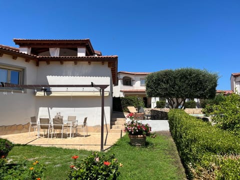 Property building, Patio, Spring, Day, Summer, Garden, Dining area, Garden view