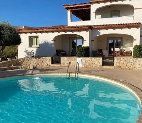 Property building, Patio, Day, Pool view, Swimming pool, sunbed