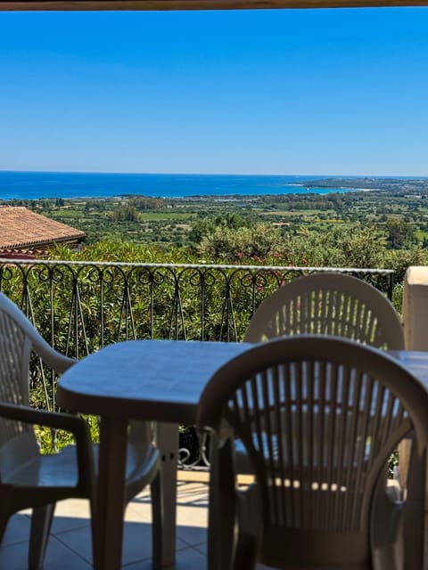 Natural landscape, View (from property/room), Balcony/Terrace, Dining area, Sea view