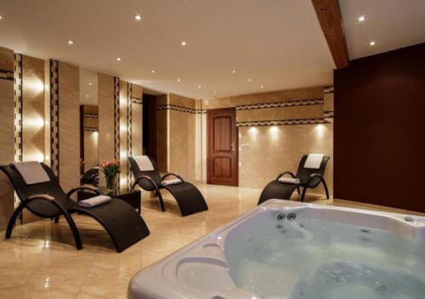 Hot Tub, sunbed
