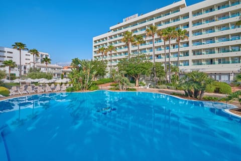 Property building, Garden, Swimming pool, sunbed