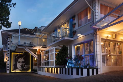 Property building, Facade/entrance, Night