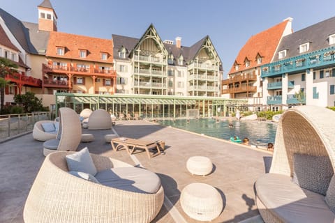 Property building, Patio, Day, Summer, Pool view, Area and facilities, Swimming pool, sunbed