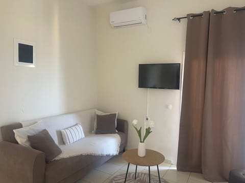 TV and multimedia, Seating area, air conditioner