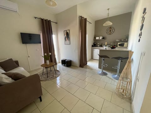 TV and multimedia, Coffee/tea facilities, Seating area, air conditioner