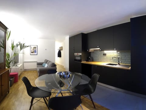 Kitchen or kitchenette, Seating area, Dining area