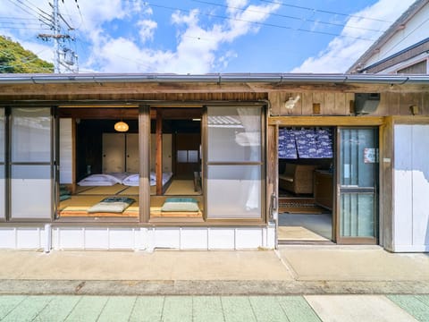 Property building, Day, Balcony/Terrace