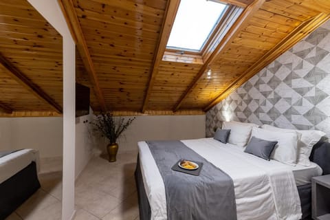 Bed, TV and multimedia, Decorative detail, Bedroom