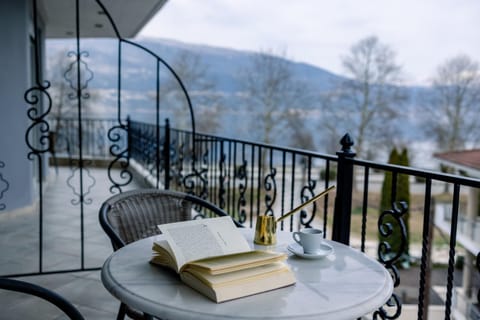 Balcony/Terrace, Lake view