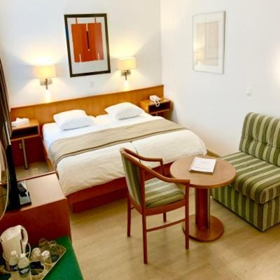 Bed, Bedroom, hair dresser