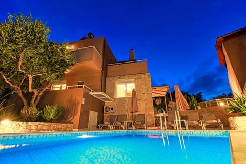 Property building, Night, Pool view, Swimming pool, Swimming pool, sunbed