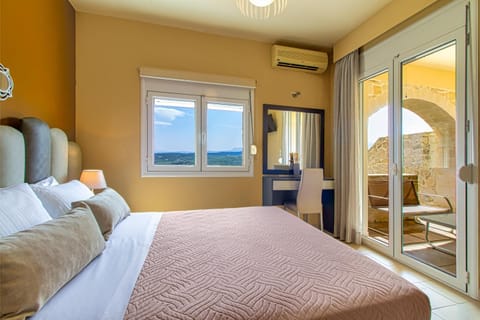 Bed, Living room, Photo of the whole room, Seating area, Bedroom, air conditioner