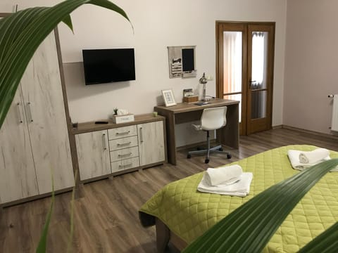 TV and multimedia, Living room, Seating area, Bedroom