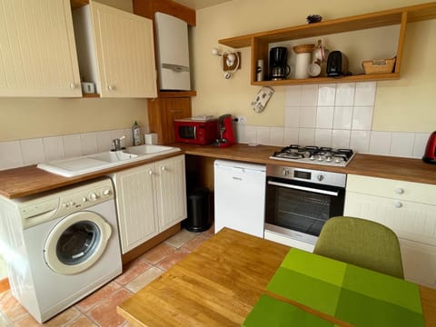 Kitchen or kitchenette, minibar, pet friendly, stove, washing machine