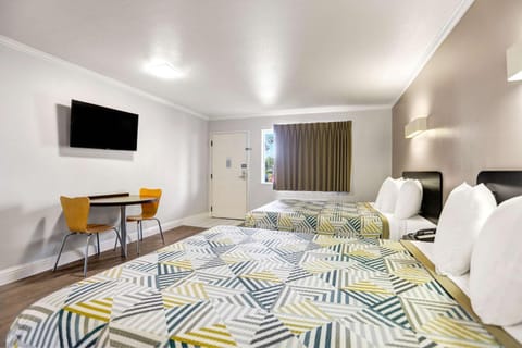 TV and multimedia, Seating area, Bedroom