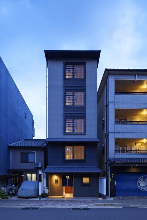 Facade/entrance, Bird's eye view