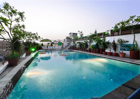 Swimming pool