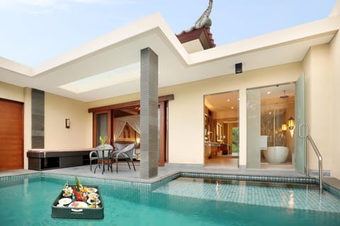 Swimming pool, Breakfast