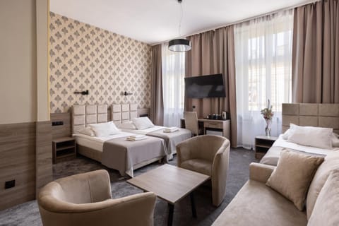 Bed, TV and multimedia, Photo of the whole room, Seating area, Bedroom