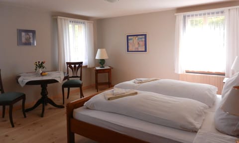 Photo of the whole room, towels