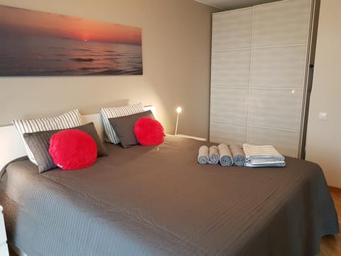 Bed, Photo of the whole room, Bedroom