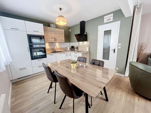 Bel appartement rénové au cœur de Jullouville, 100m de la plage, 1 chambre, 4 couchages, parking privé - FR-1-361-72 Apartment in Jullouville