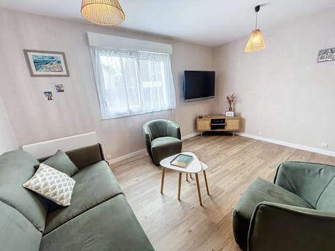 Bel appartement rénové au cœur de Jullouville, 100m de la plage, 1 chambre, 4 couchages, parking privé - FR-1-361-72 Apartment in Jullouville