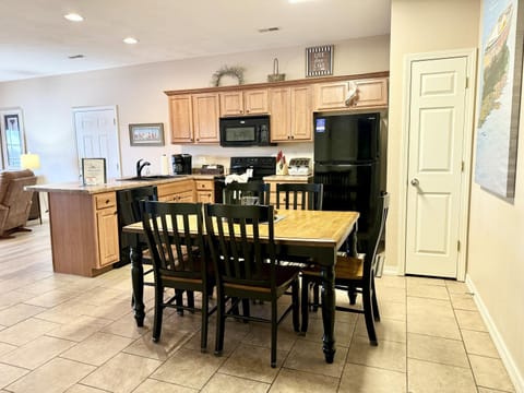 Walk-in Condo A-4 Apartment in Ridgedale